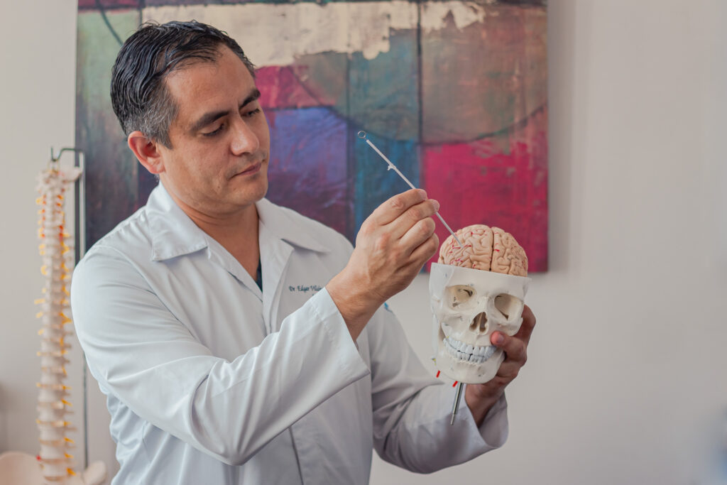 neurocirujano en mérida doctor edgar villalpando apuntando un cerebro
