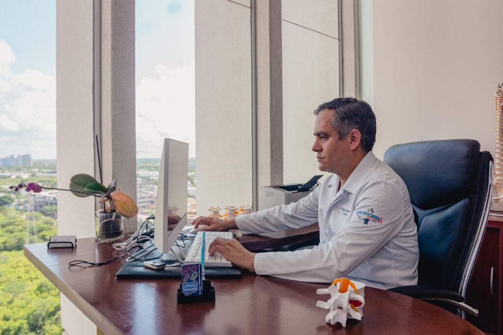 neurocirujano en mérida doctor edgar villalpando en su escritorio